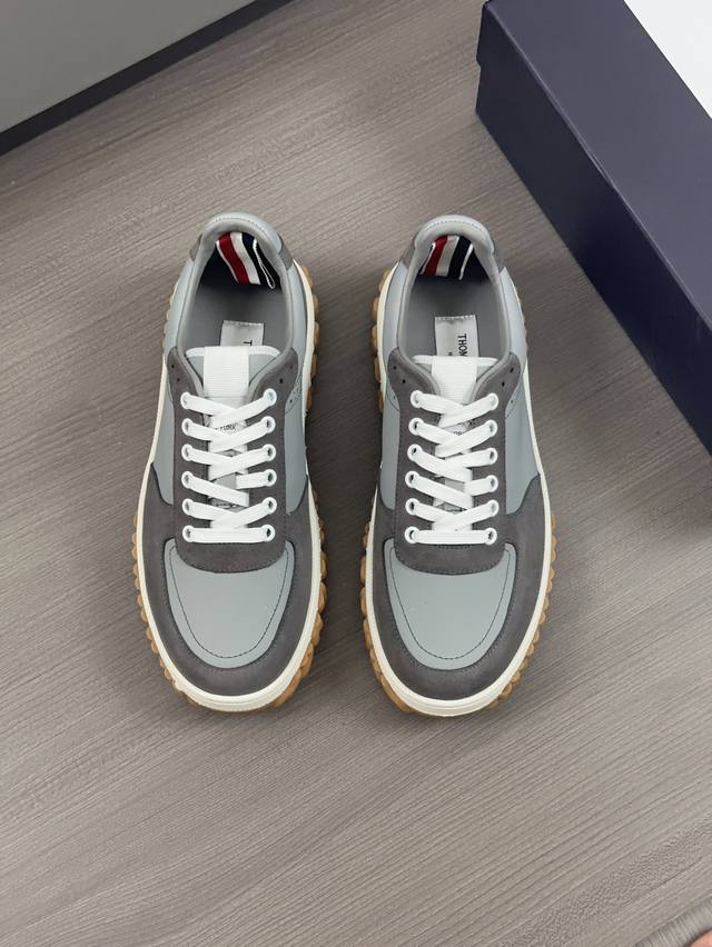 Thom Browne 顶级P: 码数：39-44 38.45可定做 Thom Browne 汤姆布朗休闲鞋，轻便易搭的气质款单品，原版空气防水面料打造，上脚舒