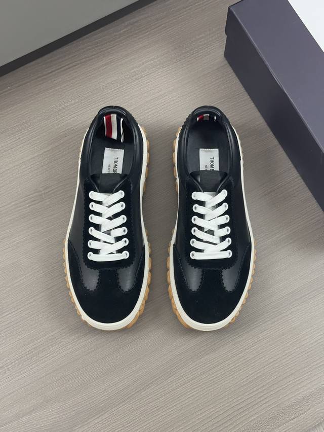 Thom Browne 顶级P: 码数：39-44 38.45可定做 Thom Browne 汤姆布朗休闲鞋，轻便易搭的气质款单品，原版空气防水面料打造，上脚舒