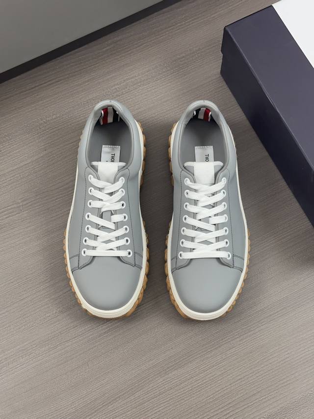 Thom Browne 顶级P: 码数：39-44 38.45可定做 Thom Browne 汤姆布朗休闲鞋，轻便易搭的气质款单品，原版空气防水面料打造，上脚舒