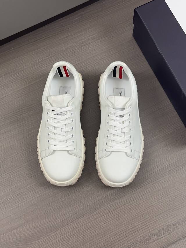 Thom Browne 顶级P: 码数：39-44 38.45可定做 Thom Browne 汤姆布朗休闲鞋，轻便易搭的气质款单品，原版空气防水面料打造，上脚舒