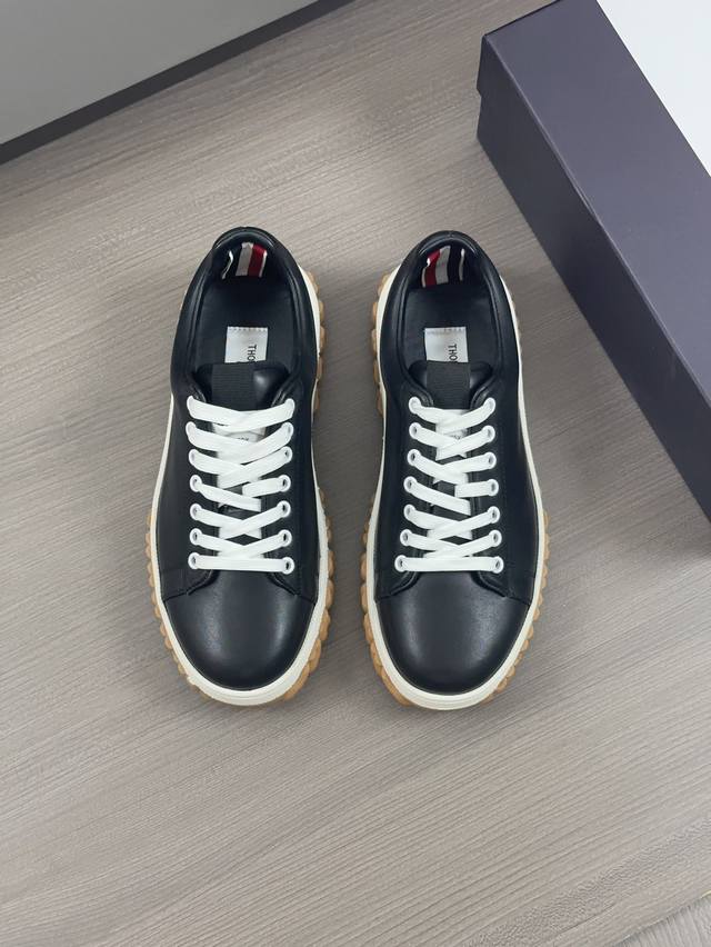 Thom Browne 顶级P: 码数：39-44 38.45可定做 Thom Browne 汤姆布朗休闲鞋，轻便易搭的气质款单品，原版空气防水面料打造，上脚舒