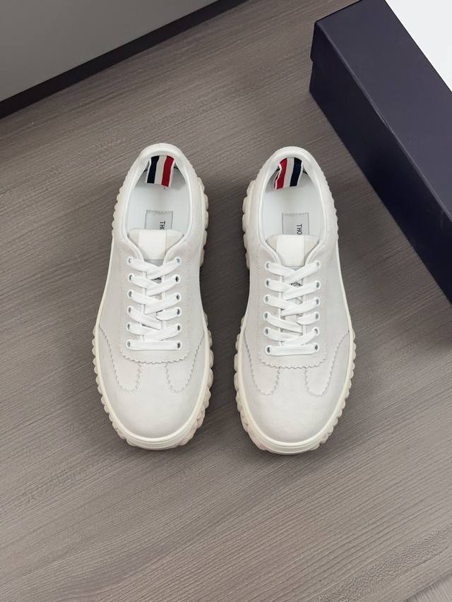 Thom Browne 顶级P: 码数：39-44 38.45可定做 Thom Browne 汤姆布朗休闲鞋，轻便易搭的气质款单品，原版空气防水面料打造，上脚舒