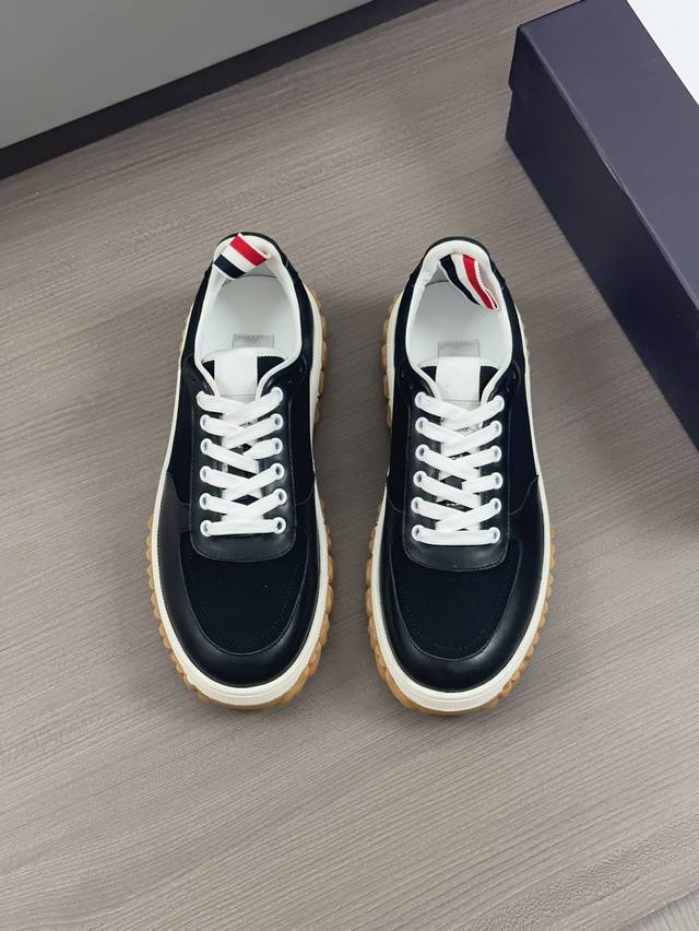 Thom Browne 顶级P: 码数：39-44 38.45可定做 Thom Browne 汤姆布朗休闲鞋，轻便易搭的气质款单品，原版空气防水面料打造，上脚舒