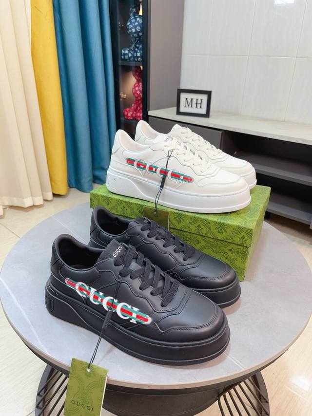 出厂价 Gucci~古驰2024最新潮流升级版上市 官网同款 专柜品质精选头层牛皮配双G胶料 舒适丝绸皮内里 休闲百搭 做工精细 用料上层 轻便发泡耐磨大底 现