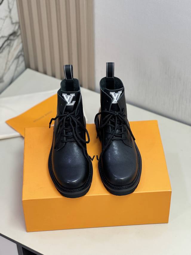 L家 顶级P: Size:39-44 38.45可定制 配全套包装 LV高帮靴子系列专柜最新原版正装皮鞋 代购级别 进口头层原版牛皮 开边珠牛皮无内里设计，牛皮