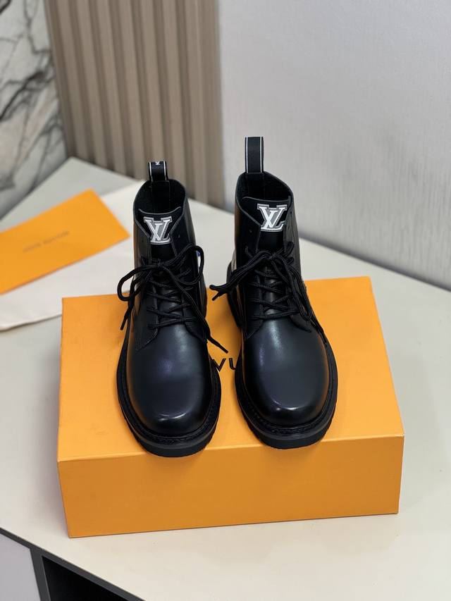 L家 顶级P: Size:39-44 38.45可定制 配全套包装 LV高帮靴子系列专柜最新原版正装皮鞋 代购级别 进口头层原版牛皮 开边珠牛皮无内里设计，牛皮