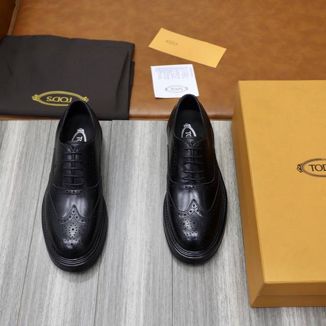 TOD‘s 托德斯 -高端品质 原单 -鞋面：开边珠牛皮 小牛皮、品牌金属扣件、空压品牌logo -内里：水染牛皮 -大底：TPR 橡发泡成型大底 -超高品控