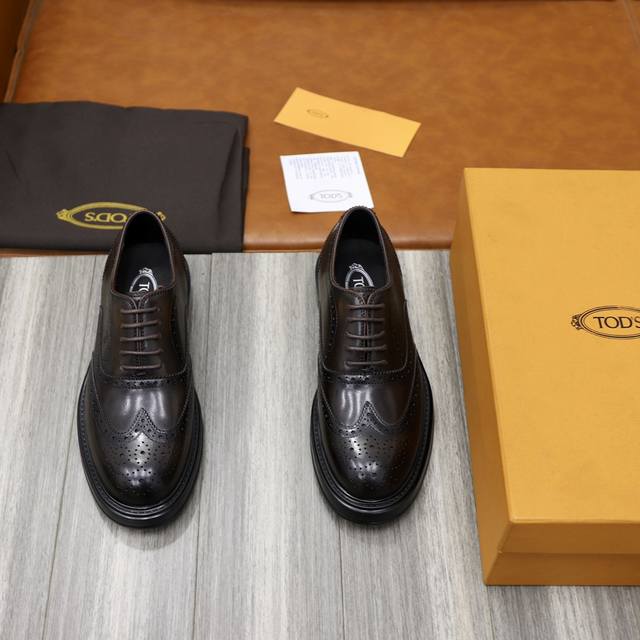 TOD‘s 托德斯 -高端品质 原单 -鞋面：开边珠牛皮 小牛皮、品牌金属扣件、空压品牌logo -内里：水染牛皮 -大底：TPR 橡发泡成型大底 -超高品控