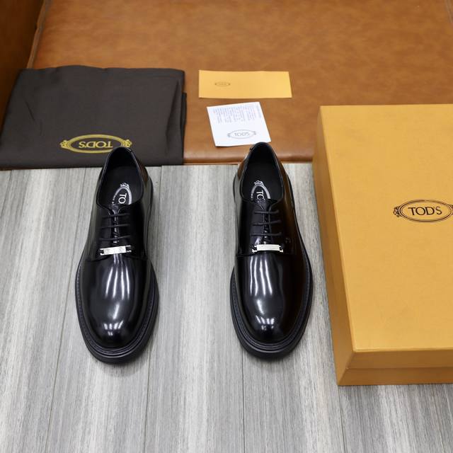 TOD‘s 托德斯 -高端品质 原单 -鞋面：开边珠牛皮 小牛皮、品牌金属扣件、空压品牌logo -内里：水染牛皮 -大底：TPR 橡发泡成型大底 -超高品控