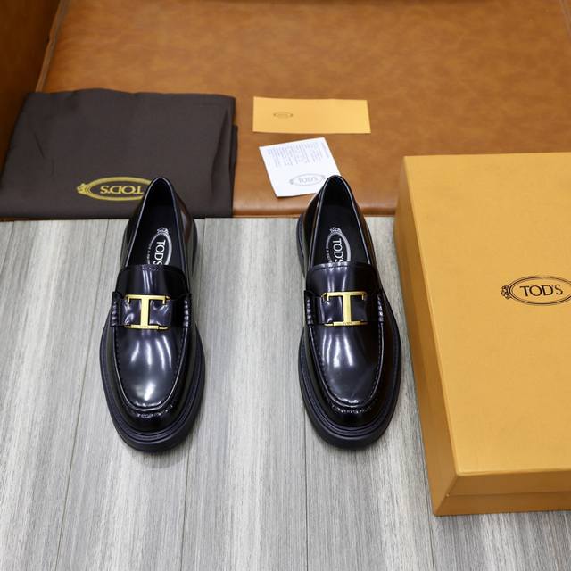 TOD‘s 托德斯 -高端品质 原单 -鞋面：开边珠牛皮 小牛皮、品牌金属扣件、空压品牌logo -内里：水染牛皮 -大底：TPR 橡发泡成型大底 -超高品控