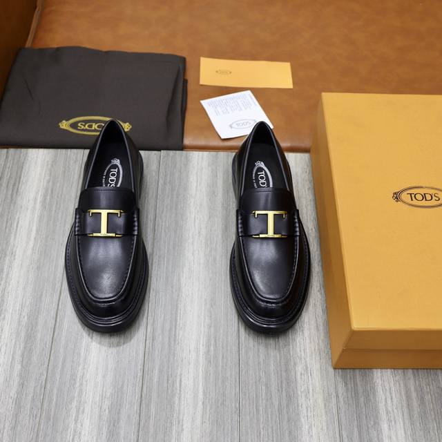 TOD‘s 托德斯 -高端品质 原单 -鞋面：开边珠牛皮 小牛皮、品牌金属扣件、空压品牌logo -内里：水染牛皮 -大底：TPR 橡发泡成型大底 -超高品控