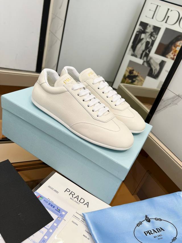 上新啦普拉达 PRADA.. 2024爆炸款出货了专柜1比1开发，面料防爆牛皮，内里羊皮 溥底橡 上脚非常轻巧舒适 休闲大气，35-40 41定做