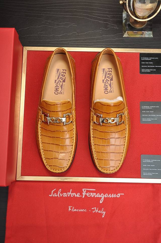 出厂价 Ferragamo 菲拉格幕 高端牛里 新款 Ferragamo* 顶级版本 菲拉格幕经典休闲皮鞋！选用进口原版牛皮，内里头层舒适牛皮内里！原版耐磨橡胶