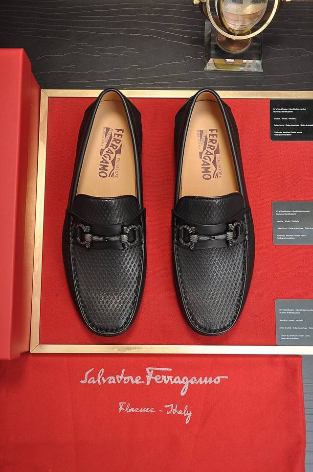 出厂价 Ferragamo 菲拉格幕 高端牛里 新款 Ferragamo* 顶级版本 菲拉格幕经典休闲皮鞋！选用进口原版牛皮，内里头层舒适牛皮内里！原版耐磨橡胶