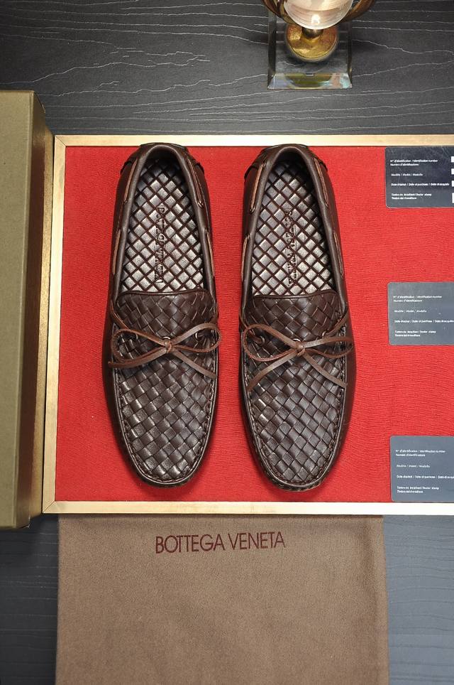 出厂价 Botteg Venetta BV 独家新款 官网新款 鞋面以上乘的顶级小牛皮制作 细腻的手感 流淌奢华的质感 为精致男士量身制作 铸就高贵气场 细致规 - 点击图像关闭