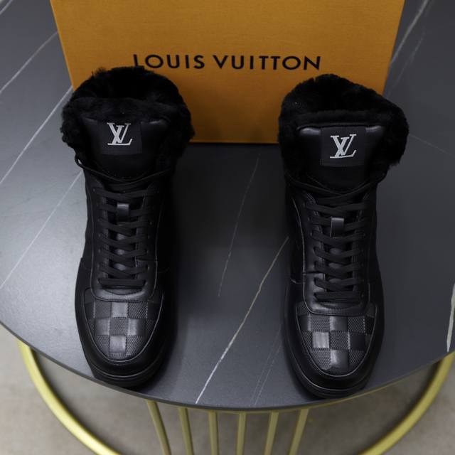 顶级原单 保暖毛里 品牌： LOUIS VUITTON LV.路易威登 材质： 原工厂牛皮材料 1：1原板大底 保暖毛内里 款式类型：休闲男靴鞋 等级：专柜品