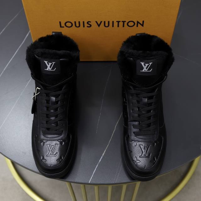 顶级原单 保暖毛里 品牌： LOUIS VUITTON LV.路易威登 材质： 原工厂牛皮材料 1：1原板大底 保暖毛内里 款式类型：休闲男靴鞋 等级：专柜品