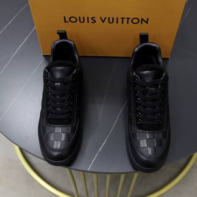 顶级原单 保暖毛里 品牌： LOUIS VUITTON LV.路易威登 材质： 原工厂牛皮材料 1：1原板大底 保暖毛内里 款式类型：休闲男靴鞋 等级：专柜品