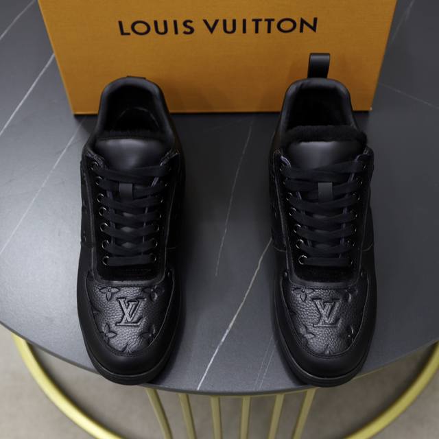 顶级原单 保暖毛里 品牌： LOUIS VUITTON LV.路易威登 材质： 原工厂牛皮材料 1：1原板大底 保暖毛内里 款式类型：休闲男靴鞋 等级：专柜品