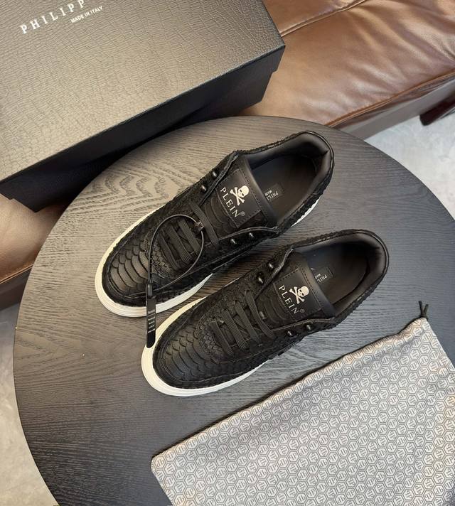 PHILIPP PLEIN 顶级P: Size:38-44 45定做 菲利普.普莱茵顶级原单德国PP潮牌男鞋 探索这双纳帕真皮的六边形装饰，减震运动鞋的独特之处