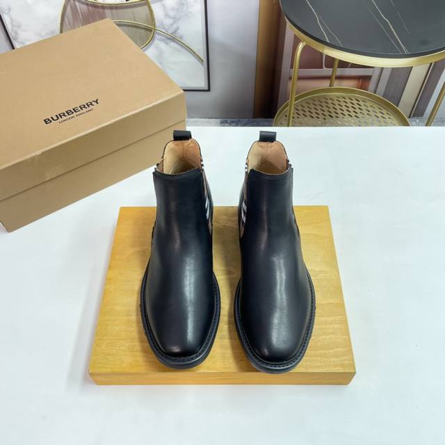 BURBERRY 巴宝莉 P: Size：39-44 38.45.可定做 顶级高端男士切尔西， 官网同步巴宝莉打造，鞋面进口牛皮拼接原版丝绸打造，内里进口顶级丝