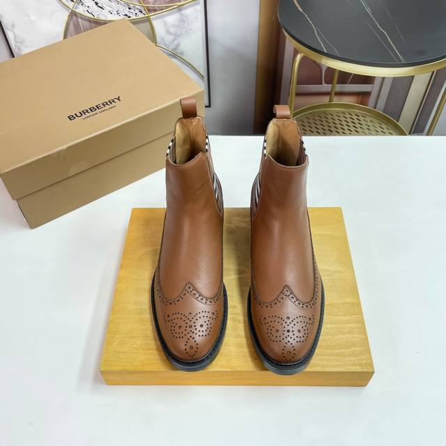 BURBERRY 巴宝莉 P: Size：39-44 38.45.可定做 顶级高端男士切尔西， 官网同步巴宝莉打造，鞋面进口牛皮拼接原版丝绸打造，内里进口顶级丝