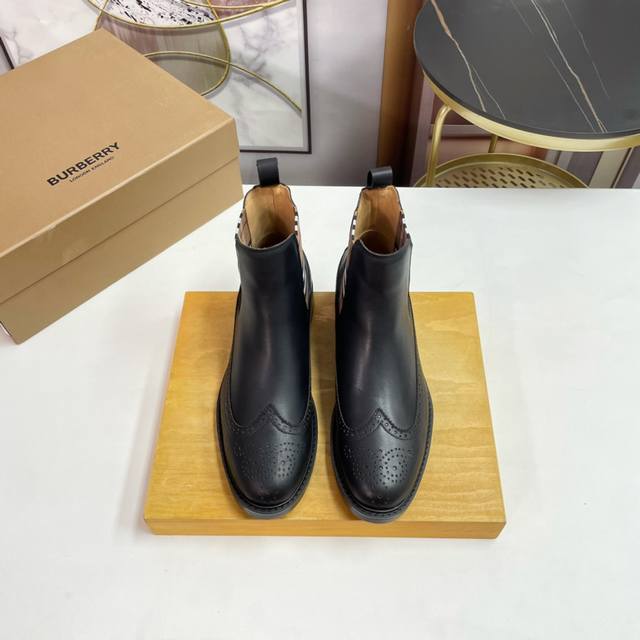 BURBERRY 巴宝莉 P: Size：39-44 38.45.可定做 顶级高端男士切尔西， 官网同步巴宝莉打造，鞋面进口牛皮拼接原版丝绸打造，内里进口顶级丝