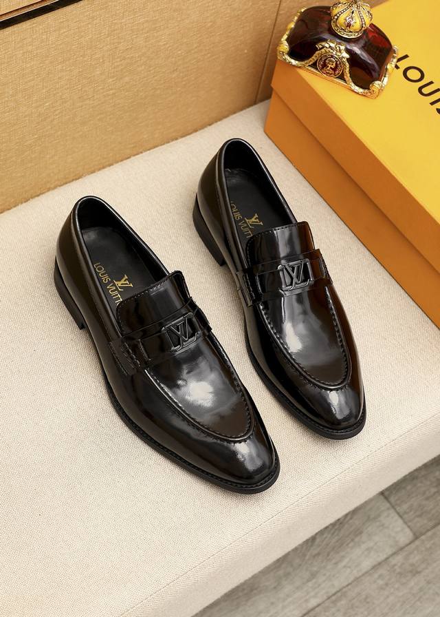 商品商标：LOUIS VUITTON 路易威登 休闲皮鞋 正码码数: 39-44 38.45.46订制 商品材料：精选 进口头层开边珠牛皮鞋面+奢华五金扣，进口