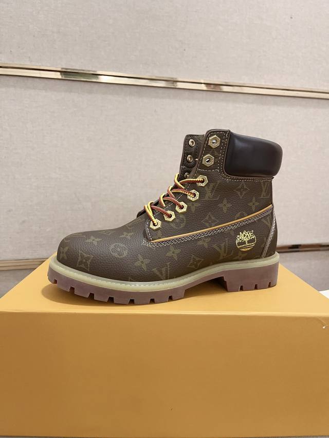 工厂价: 情侣款 LV携手Timberland 天布伦联名冬季新款，鞋面进口牛皮搭配高档真皮内里，原版橡胶耐磨大底。官网1:1原版开模可随意出入专柜，这个季节穿