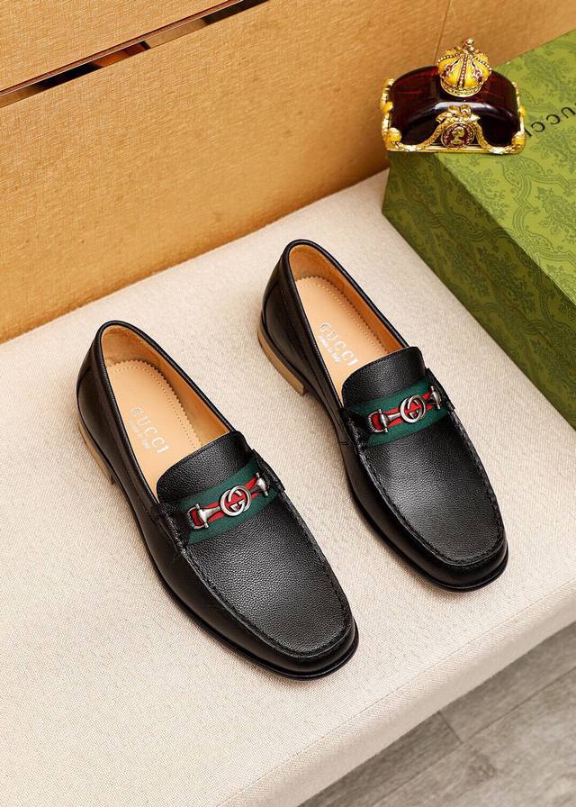 商品商标：GUCCI 古驰 休闲皮鞋 正码码数: 38-44 45订制 商品材料：精选 进口头层荔枝纹牛皮鞋面+奢华五金扣，进口水染牛皮内里。强烈立体视觉效果，