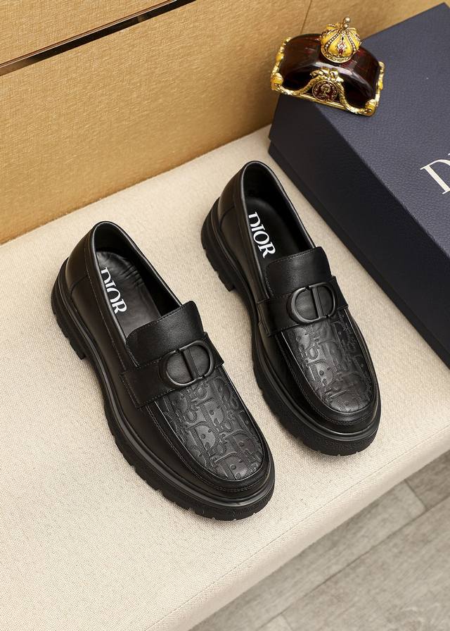 商品商标：Dior 迪奥 休闲皮鞋 正码码数: 38-44 45.46订做 商品材料：精选 意大利进口头层小牛皮压花鞋面+金典五金扣，进口水染牛皮内里。强烈立体