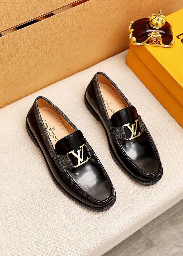 商品商标：LOUIS VUITTON 路易威登 休闲皮鞋 正码码数: 38-44 45订制 商品材料：精选 进口头层开边珠牛皮鞋面+奢华五金扣，进口头层牛皮内里