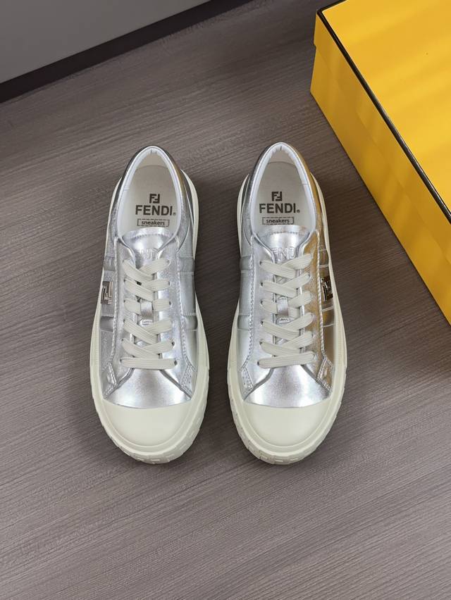 FENDI 芬迪Match男系带运动鞋。 size；39~45 该单品来自Stefano Pilati设计系列， 采用黑色皮革材质，饰有灰色皮革细节。侧面带FE