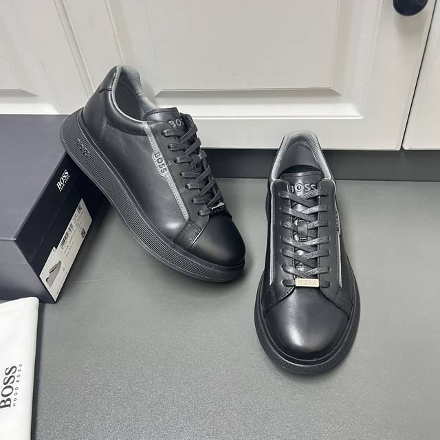 商品商标:HUGO BOSS 运动鞋 正码码数:38-44 商品材料:2024秋冬皮革运动男鞋,这款采用光滑小牛皮鞋面,撞色牛皮革包裹并饰以logo压纹字母,两