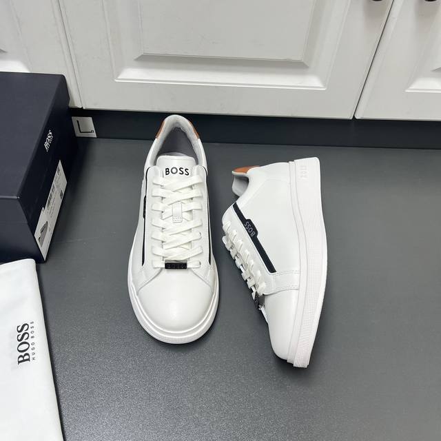 商品商标:HUGO BOSS 运动鞋 正码码数:38-44 商品材料:2024秋冬皮革运动男鞋,这款采用光滑小牛皮鞋面,撞色牛皮革包裹并饰以logo压纹字母,两