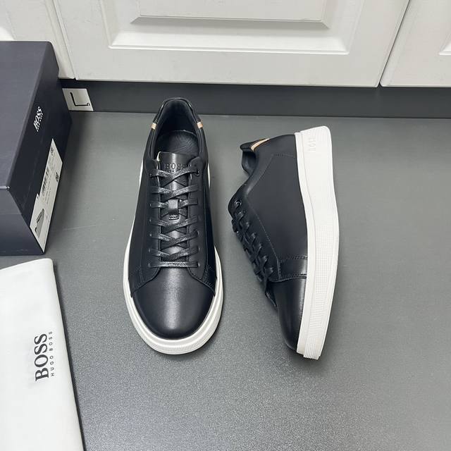 商品商标:HUGO BOSS 运动鞋 正码码数:38-44 商品材料:男士皮革BOSS系带休闲运行板鞋，纳帕皮鞋面皮质细腻有光泽，手工抛光处理，可以用手抚摸出皮