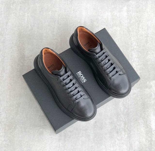 商品商标:HUGO BOSS 运动鞋 正码码数:38-44 商品材料:男士皮革BOSS系带休闲运行板鞋，纳帕皮鞋面皮质细腻有光泽，手工抛光处理，可以用手抚摸出皮