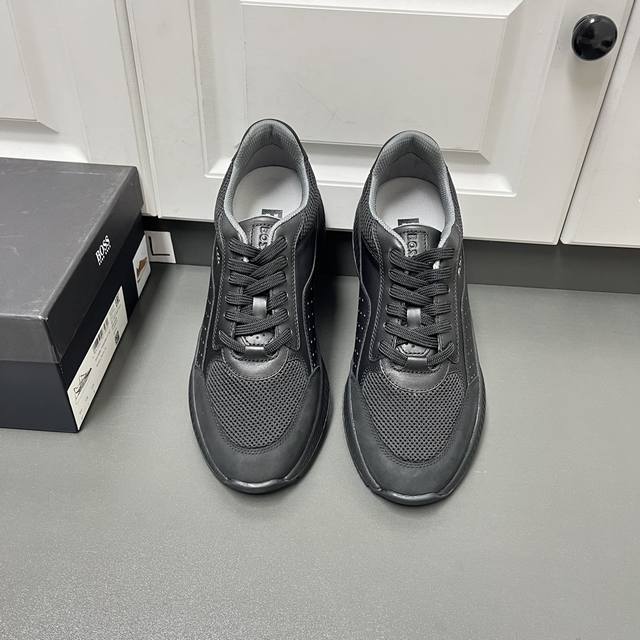 商品商标:HUGO BOSS 运动鞋 正码码数:38-44 商品材料:当季最新款四色可选,这款鞋面采用进口牛巴戈与透气网布拼接，侧身穿孔细节，耐磨止滑橡胶厚大底