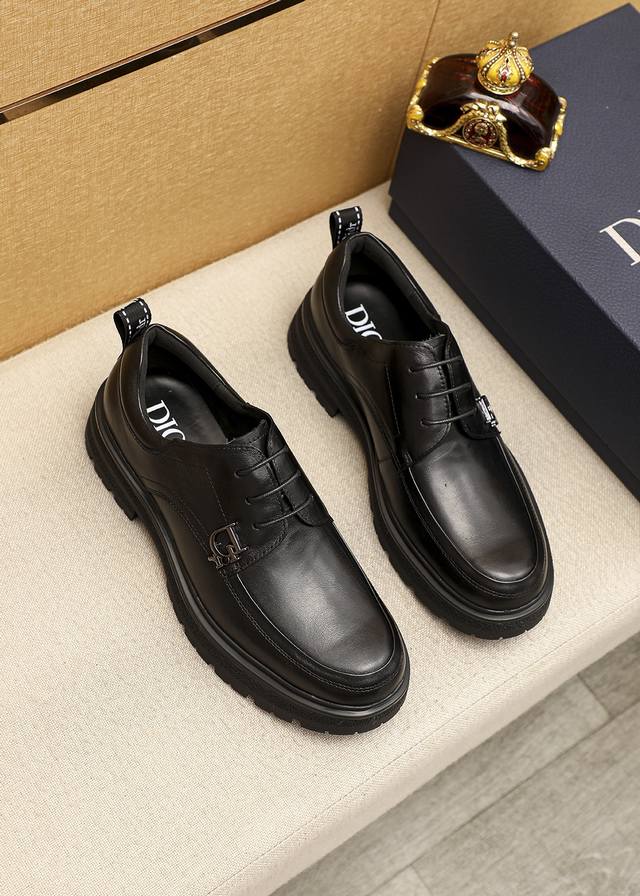 商品商标：Dior 迪奥 商务皮鞋 正码码数: 38-44 45.46订做 商品材料：精选 意大利进口头层小牛皮鞋面，进口水染牛皮内里。强烈立体视觉效果，增高橡