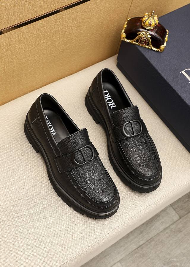 商品商标：Dior 迪奥 休闲皮鞋 正码码数: 38-44 45.46订做 商品材料：精选 意大利进口头层荔枝纹牛皮鞋面+金典五金扣，进口水染牛皮内里。强烈立体