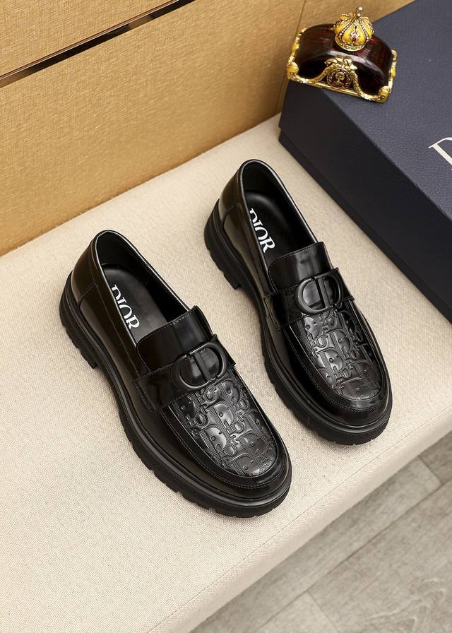 商品商标：Dior 迪奥 休闲皮鞋 正码码数: 38-44 45.46订做 商品材料：精选 意大利进口头层开边珠牛皮压花鞋面+金典五金扣，进口水染牛皮内里。强烈