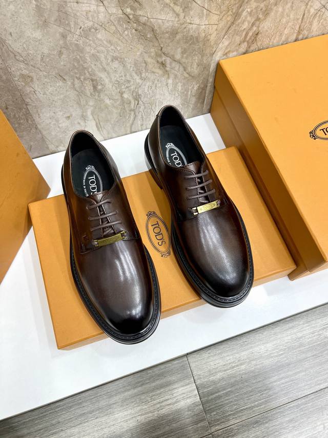 TOD‘s 托德斯 -高端品质 原单 -鞋面：开边珠牛皮 小牛皮、品牌金属扣件、空压品牌logo -内里：水染牛皮 -大底：TPR 橡发泡成型大底 -超高品控