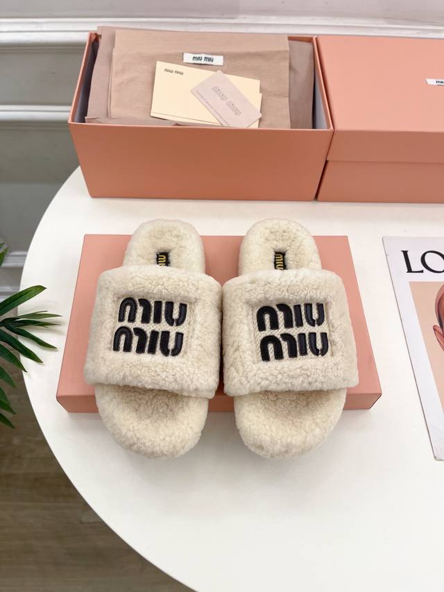 Miu Miu 缪缪 24 2024秋冬新品 专柜主打最新走秀款 经典字母毛毛拖鞋 火爆上新！ 缪家高货 顶级工艺打造精品质感 无敌舒适 绝对是一见钟情款！时尚