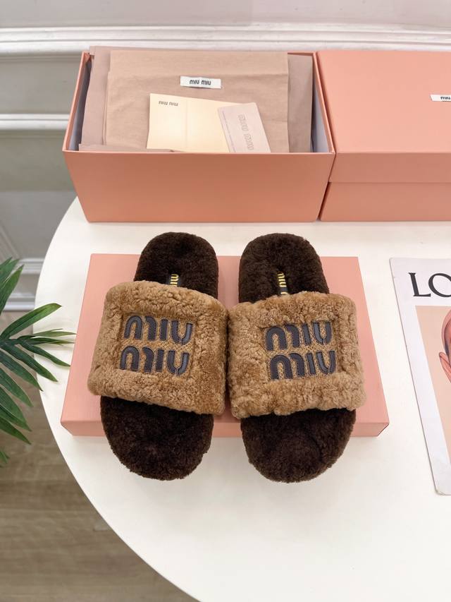 Miu Miu 缪缪 24 2024秋冬新品 专柜主打最新走秀款 经典字母毛毛拖鞋 火爆上新！ 缪家高货 顶级工艺打造精品质感 无敌舒适 绝对是一见钟情款！时尚