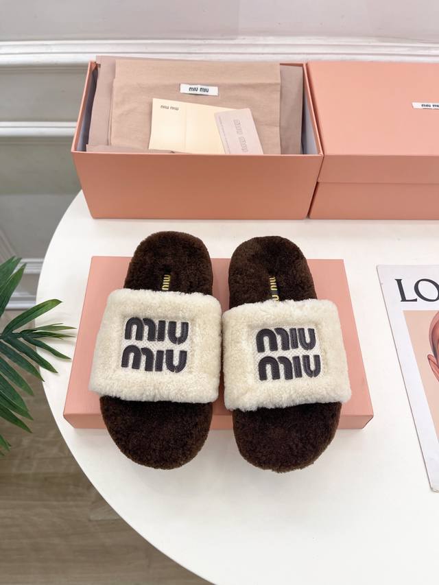 Miu Miu 缪缪 24 2024秋冬新品 专柜主打最新走秀款 经典字母毛毛拖鞋 火爆上新！ 缪家高货 顶级工艺打造精品质感 无敌舒适 绝对是一见钟情款！时尚