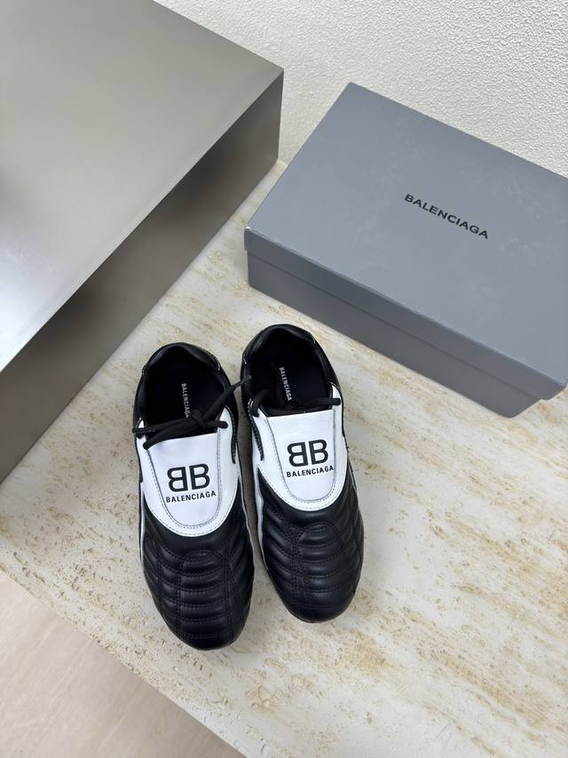 男20 情侣款 BALENCIAG 私家开模 黑白 熊猫配色 小牛皮 顶级版本 全部对版材料 世家paris sneakers灵感来源60年代硫化鞋.继续着de