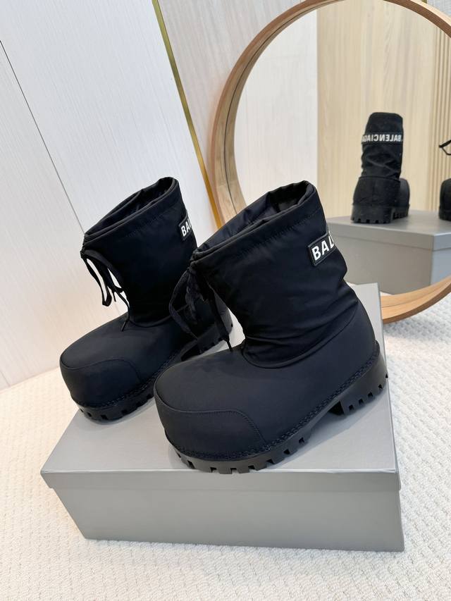 男20 balenciaga 巴黎世家 大头靴雪地靴 情侣款 滑雪靴 泰酷剌时尚不分季节，潮人明星款巴黎世家2024 洛杉矶走秀款bomber和阿拉斯加大靴子，