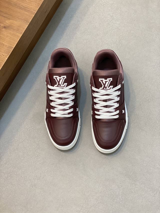 L 奢品Trainer男士休闲运动鞋 ，运动鞋记录设计师 Virgil Abloh 由复古篮球鞋激发的经典创意，此次拼接光滑牛皮革和 Monogram 压纹粒面