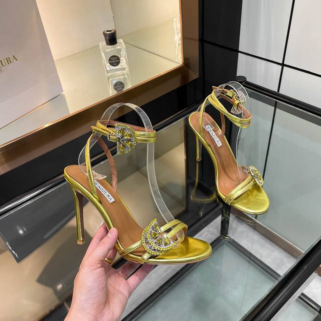 Aquazzura 2024新款凉鞋 代购品质！！！原版开发的走秀凉鞋，简直惊艳了时光！闪闪奥钻闪耀着奢华的光芒，如繁星璀璨。原版开发的独特设计，彰显非凡品味。