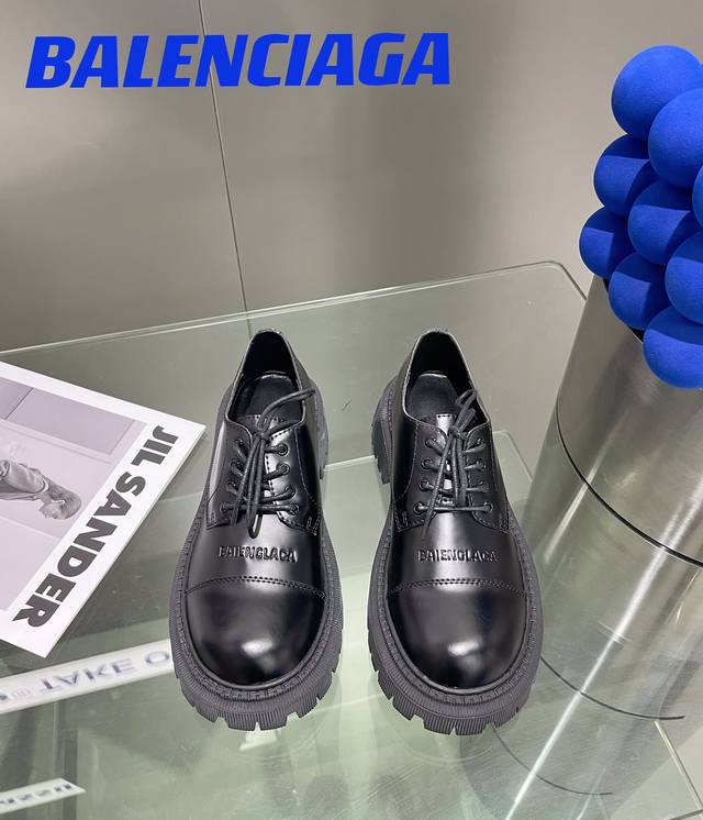 BALENCIAGB新品巴黎世家秀款小皮鞋 时尚博主FIl小白上身带货，又是一双经典之作，一年四季都很好搭配的小皮鞋，开边珠鞋面超有质感，大头设计超级时髦厚底增